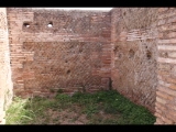 04397 ostia - regio i - insula xiv - caseggiato (i,xiv,9) - suedseite - korridor an der westseite der caseggiato - 2. raum li - 09-2023.jpg